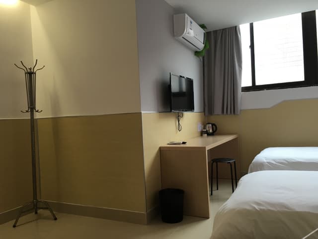 Business Room (2 Beds)