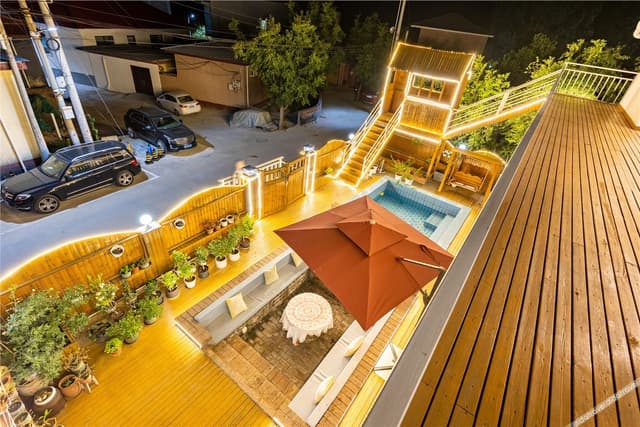 Whole Courtyard