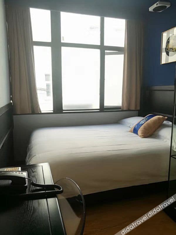 Guestroom - Street-View