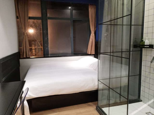 Guestroom - Street-View