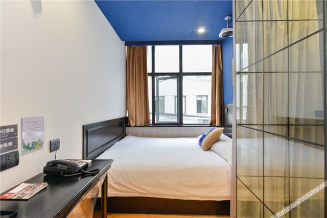 Guestroom - Street-View