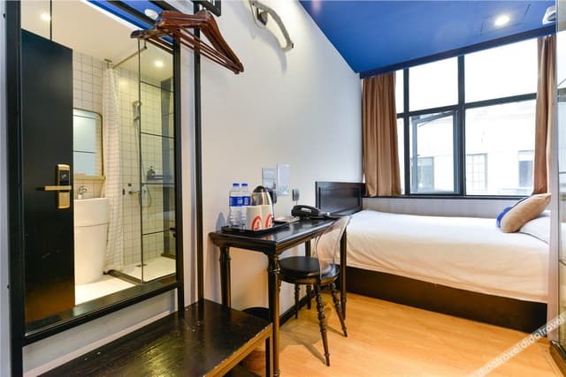 Guestroom - Street-View