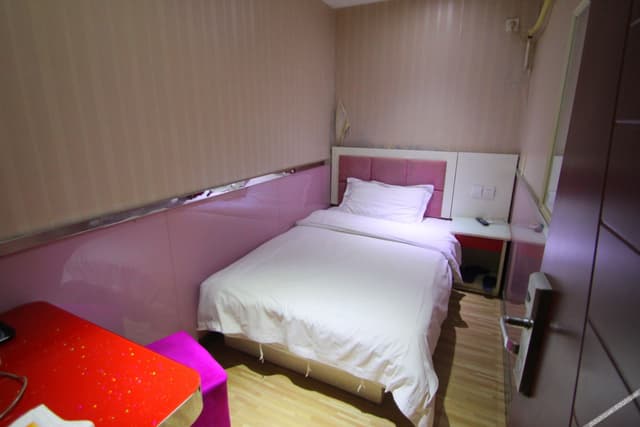 Guestroom - Single Occupancy (Shared bathroom)