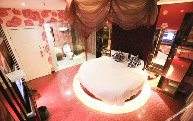 Charm Romantic Round Bed Room