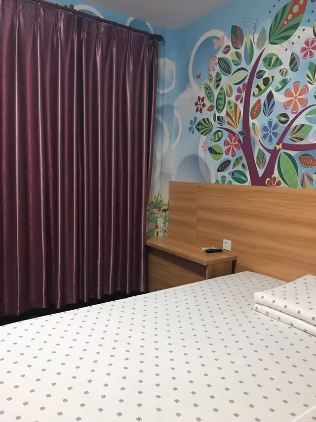 Comfort Mid-size Bed Room
