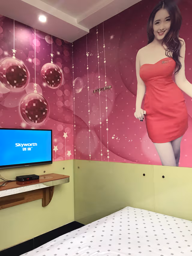 Comfort Mid-size Bed Room