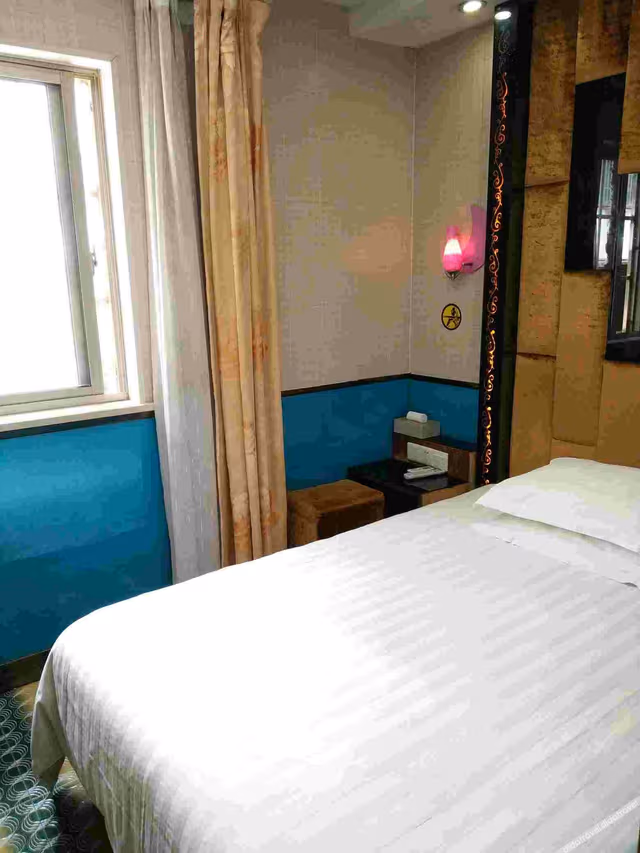 Couples'Room (Interior-Facing Window)