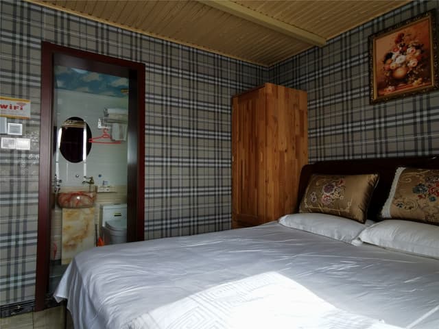 Deluxe Couples' Room