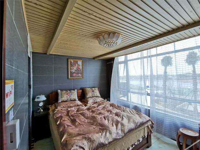 Deluxe Couples' Room