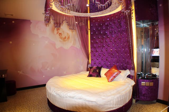 Deluxe Round Bed Room C (No Window)