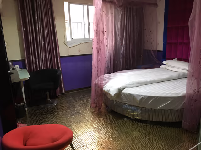 Deluxe Round Bed Room
