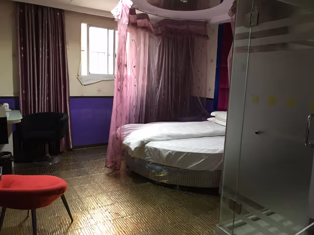 Deluxe Round Bed Room