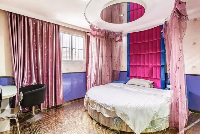 Deluxe Round Bed Room