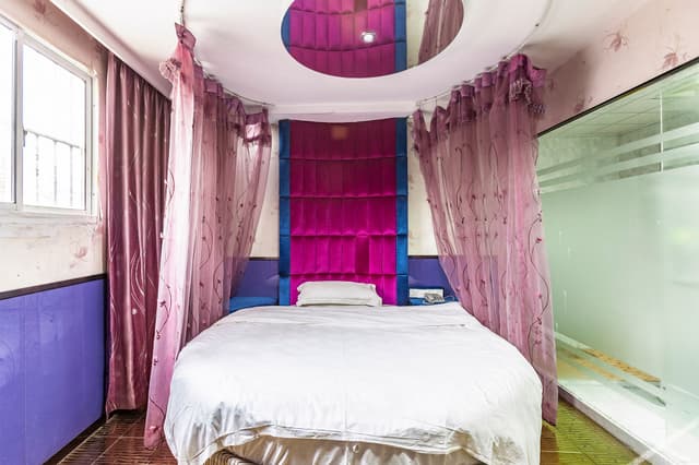 Deluxe Round Bed Room