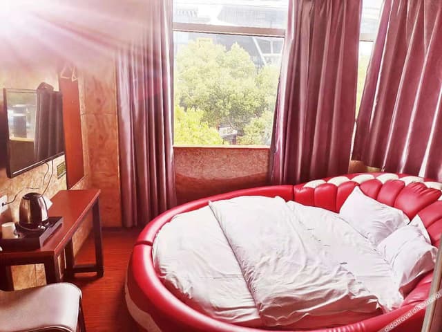Round-bed Room