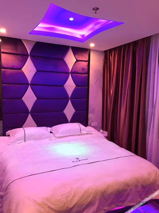 Boutique Themed Room (Bathtub)