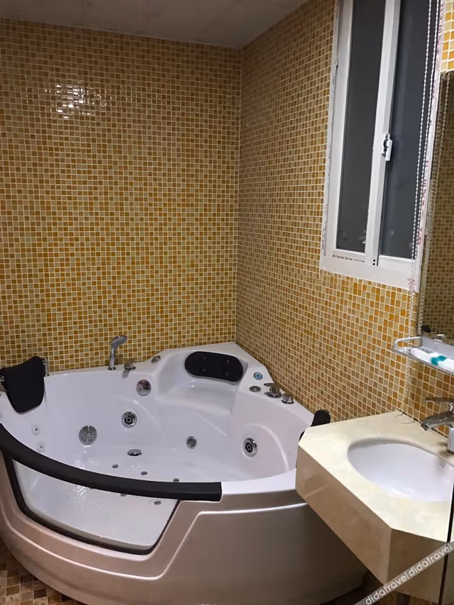 Boutique Themed Room (Bathtub)