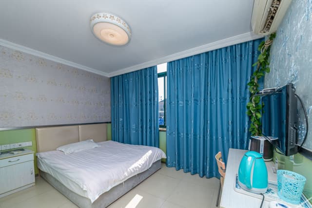 Guestroom - Single Occupancy (Shared Bathroom)