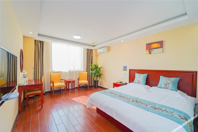 Deluxe Queen Room
