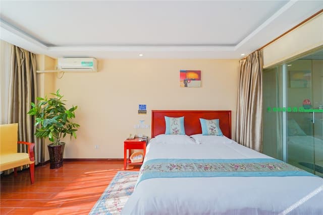 Deluxe Queen Room