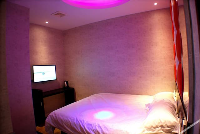 Fashionable Room (Queen bed) (No window)