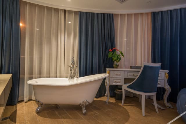 Superior Round-bed Room