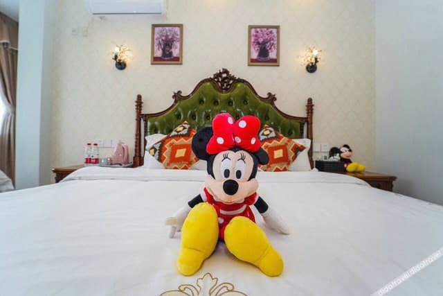 Street-view Queen Room