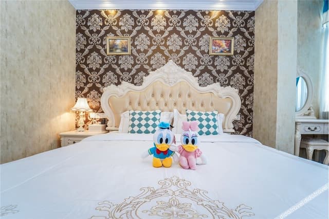 Street-view Queen Room
