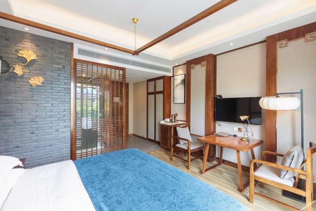 Sunshine Queen Room
