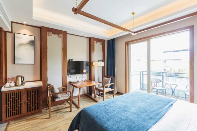 Sunshine Queen Room