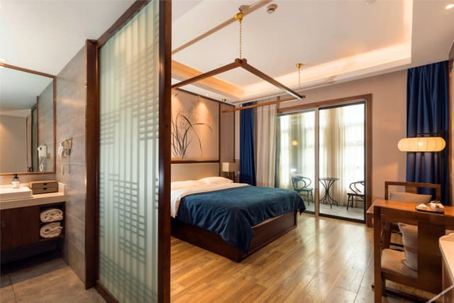 Sunshine Queen Room