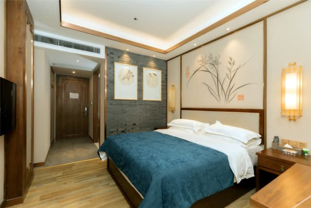 Cozy Queen Room