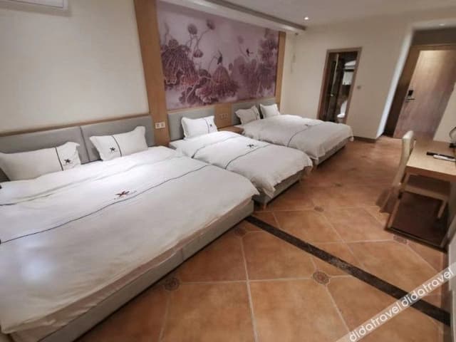 Deluxe Garden-view Family Room