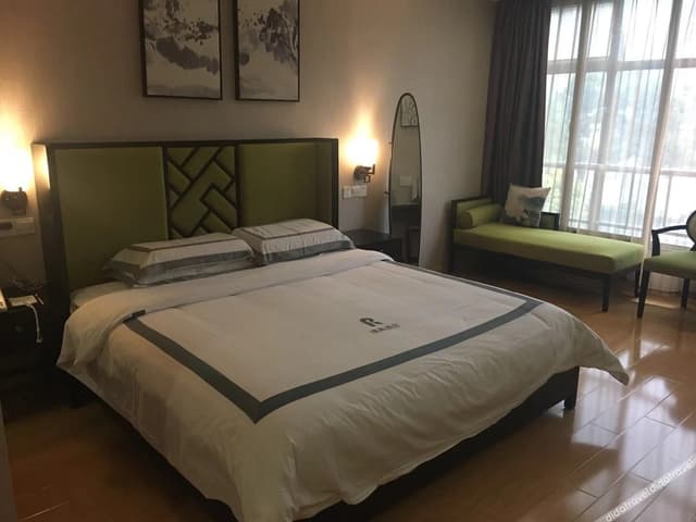 Deluxe Queen Room