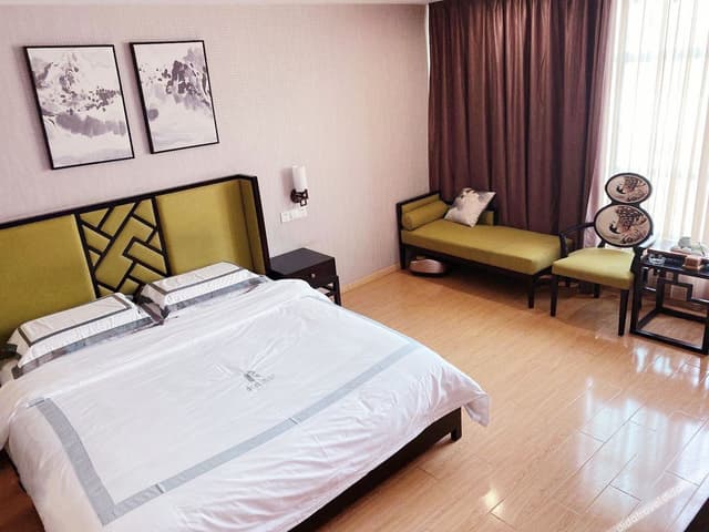 Deluxe Queen Room