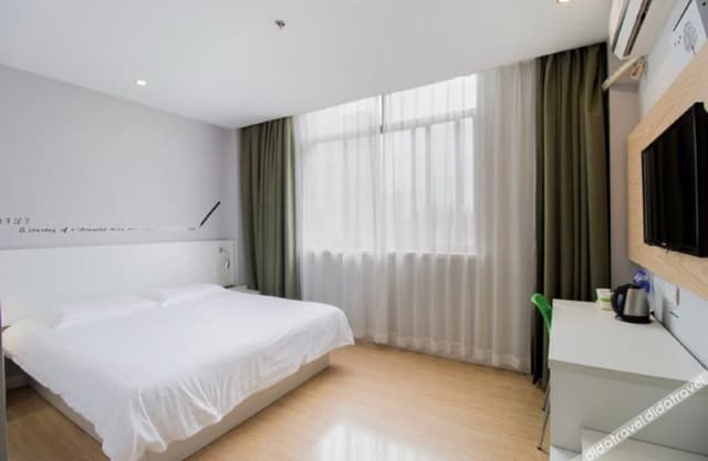 Business Queen Room