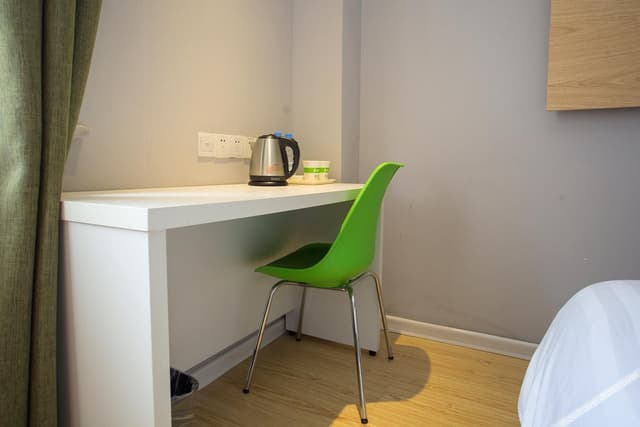 Business Queen Room