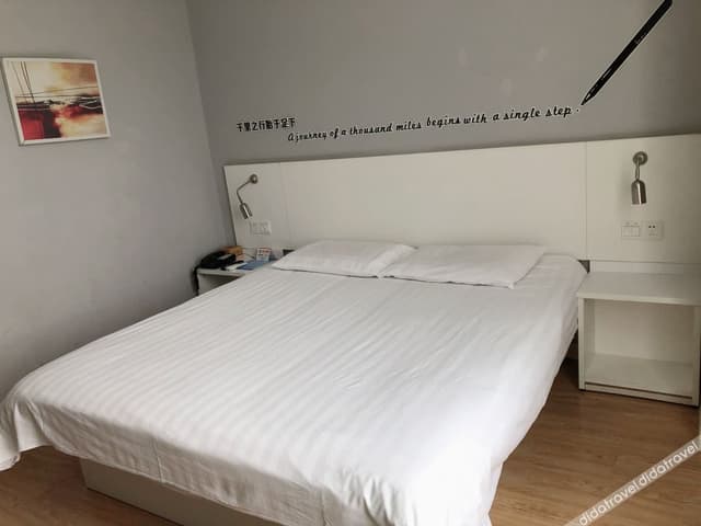 Business Queen Room