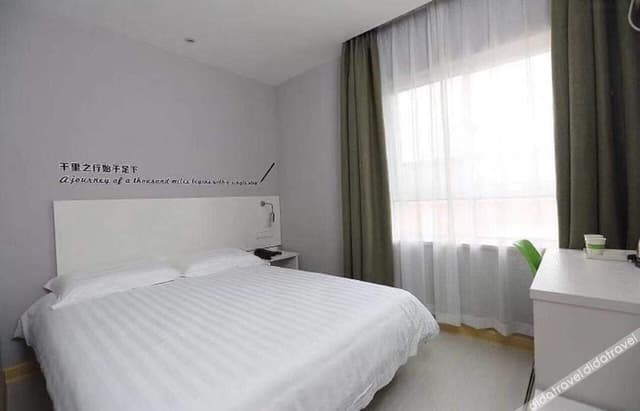 Business Queen Room