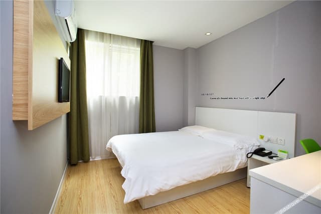 Business Queen Room