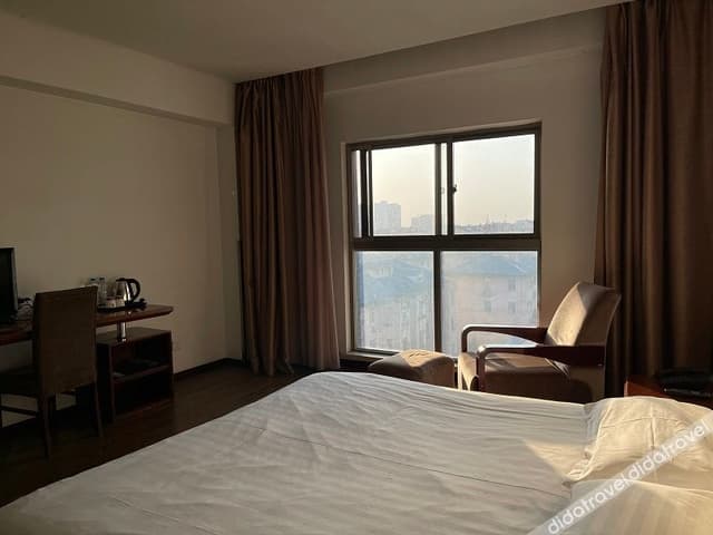 Business Queen Room