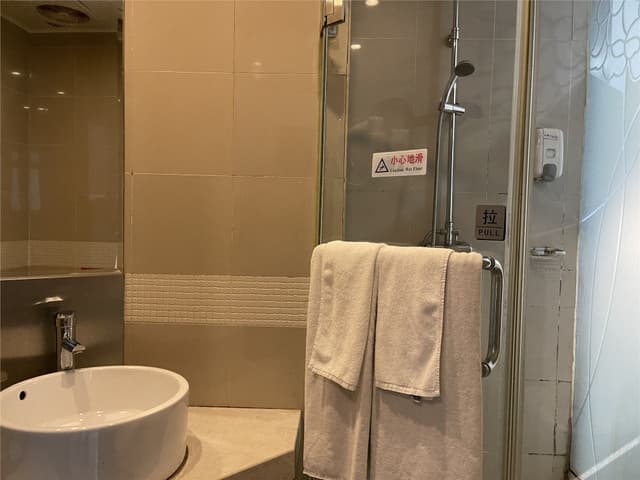 Discount Queen Room (No Window)