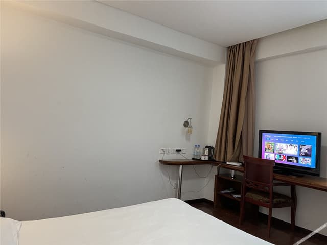 Discount Queen Room (No Window)