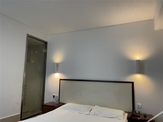 Discount Queen Room (No Window)