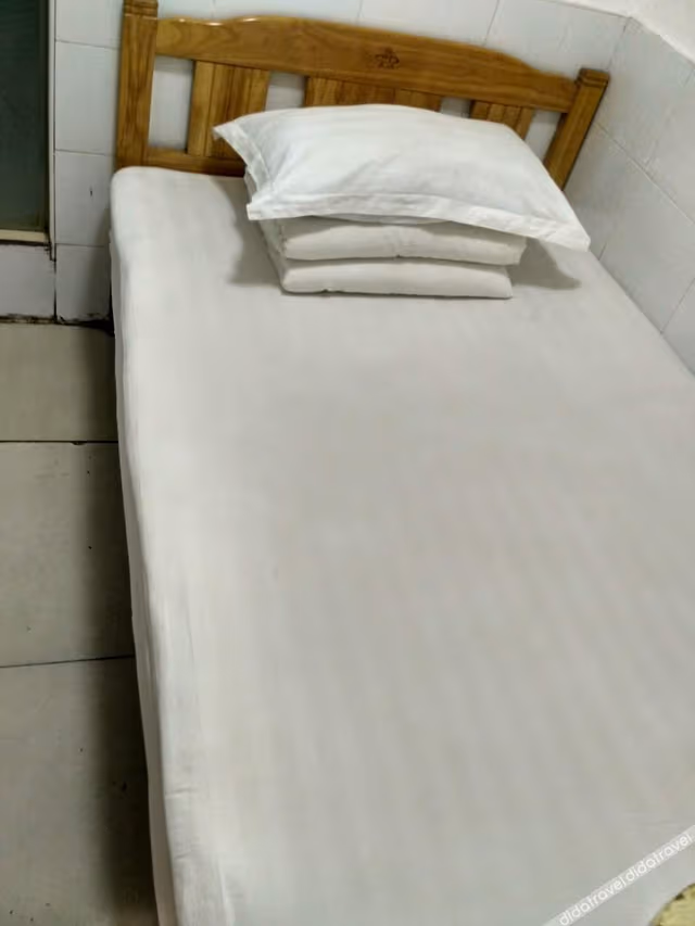 Basic Single Room (Shared Bathroom)