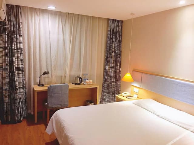 Business Queen Room