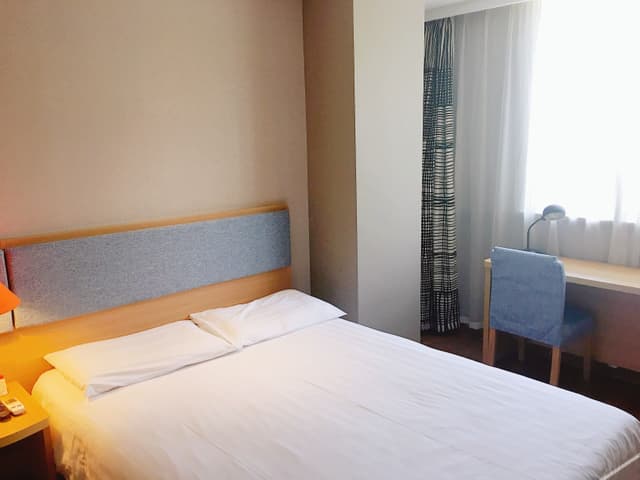 Business Queen Room
