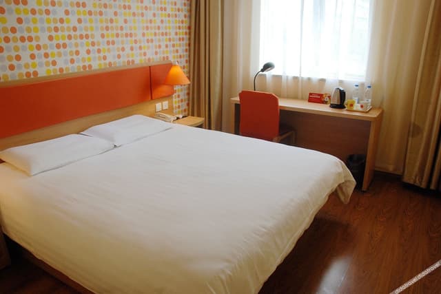 Business Queen Room