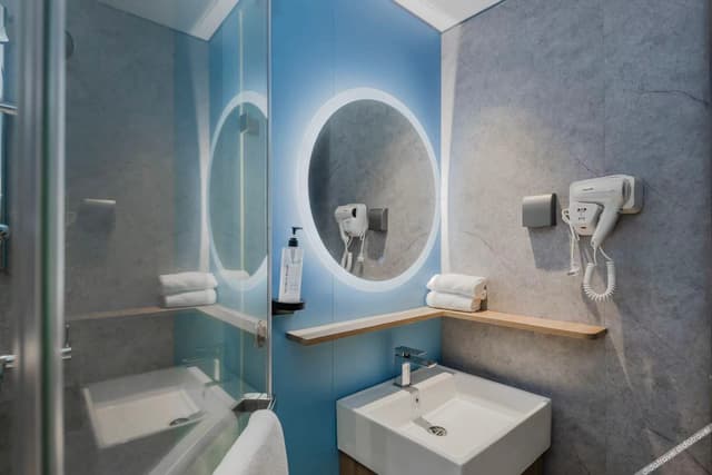 Business Queen Room