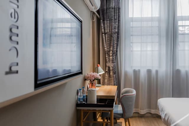 Business Queen Room
